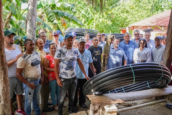 PROMEGAN dona 3000 metros de tuberías en Gualete, Puerto Plata