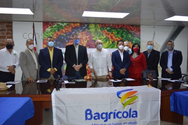 Confenagro firma acuerdo con el Banco Agrícola