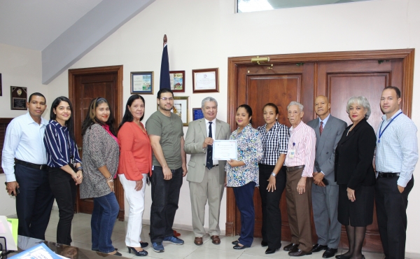 Junto a los miembros electos y algunos salientes estan presentes El Dr. Duarte Contreras, Director General, Josefina Carvajal, Encargada de Recursos Humanos, Flavio Olivo, Subdirector y Encargado de Finanzas y Facundo Ottenwalder, Asistente del Director General.