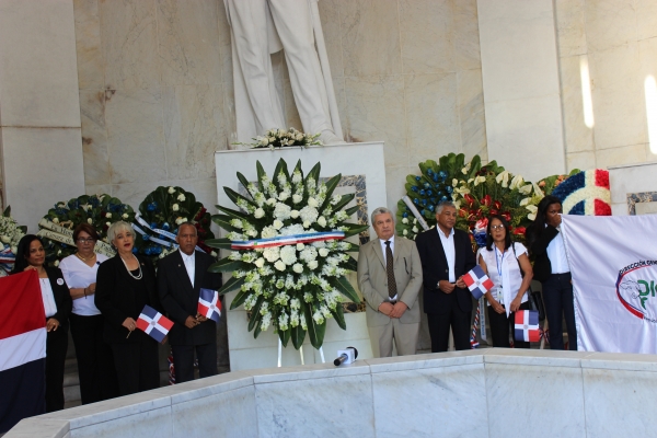 La Dirección General de Ganadería depositó este lunes 18 de Febrero una ofrenda floral en el altar de la patria, en conmemoración del mes de la patria.