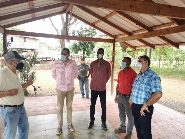 El director general de Ganadería visita finca vegana