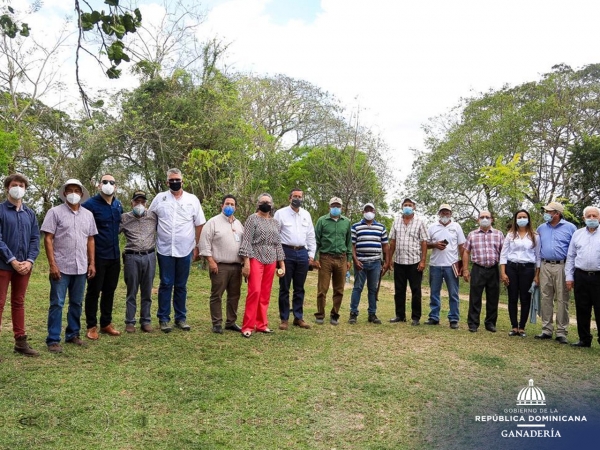 Ministerios de Medio Ambiente y Agricultura visitan Finca San Luis de Ganadería