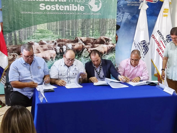 Ganadería firma junto a otras instituciones acuerdo para racionalizar el agua en la producción pecuaria