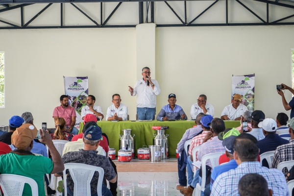 PROMEGAN entrega herramientas a ganaderos de seis provincias