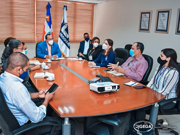 LAVECEN realiza encuentro con el director general de INDOCAL