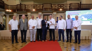 Presidente Abinader entrega cheques a productores ganaderos y productores agrícolas por más de RD 13 millones