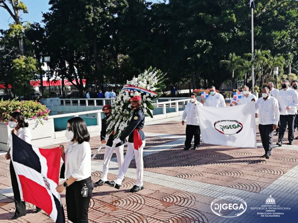 Director General deposita ofrenda floral en Altar de la Patria